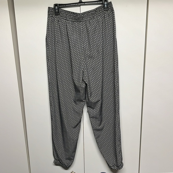 Xhilaration Daisy Pattern Pants/ Joggers - Picture 4 of 10